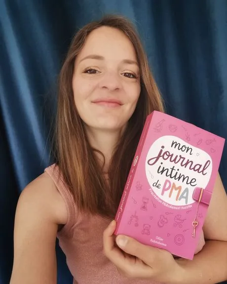Céline Prime avec son livre Mon journal intime de PMA